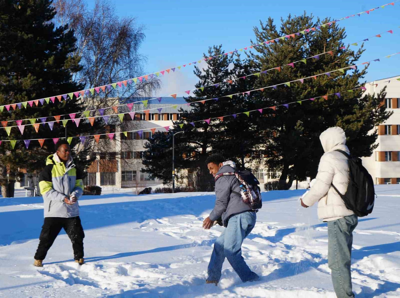 ERZURUM'DA ÖĞRENİM HAYATLARINA DEVAM EDEN VE HAYATLARINDA İLK KEZ KAR YAĞIŞINI GÖREN AFRİKALI...