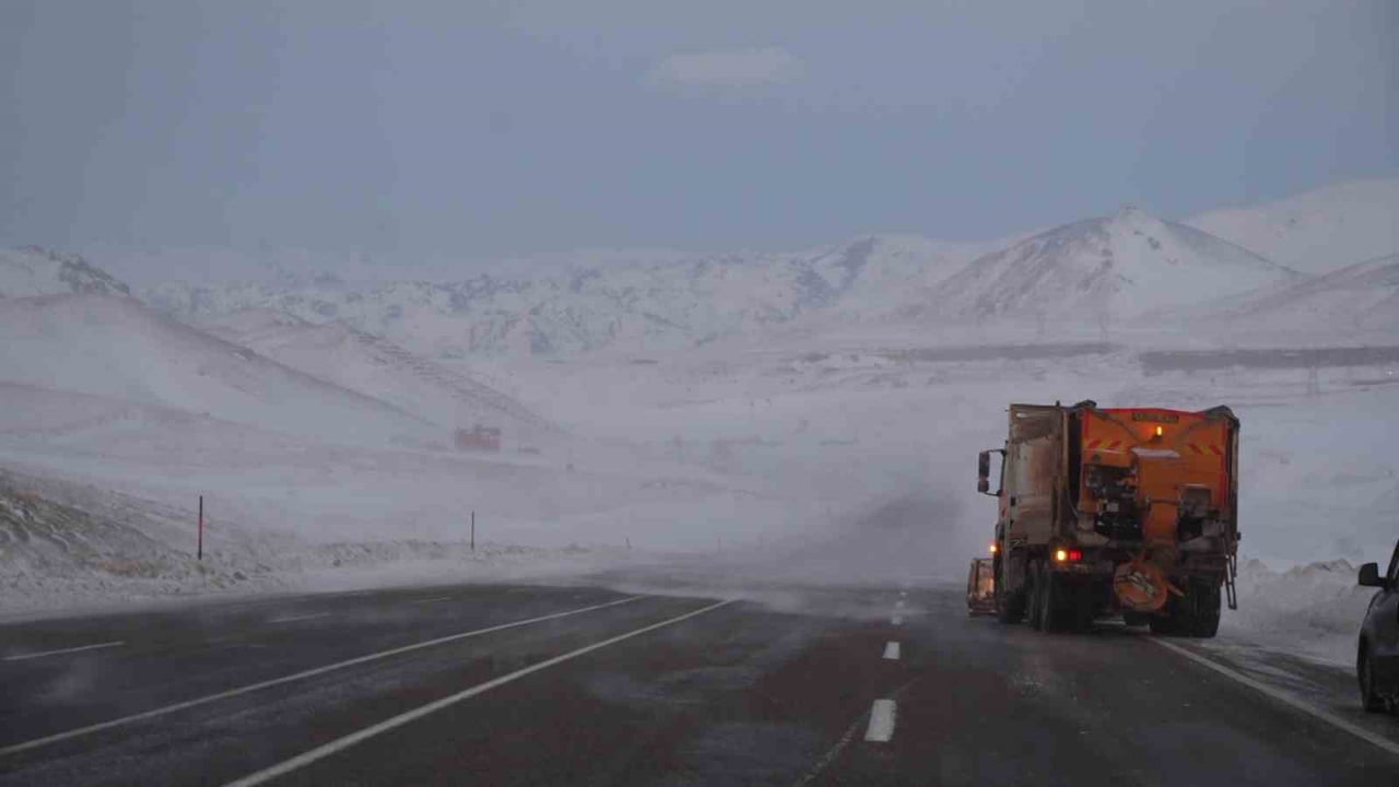 ERZURUM-ARTVİN KARAYOLU’NUN GÜZELYAYLA GEÇİDİ’NDE SAATLERDİR ETKİLİ OLAN TİPİ SÜRÜCÜLERE ZOR ANLAR...