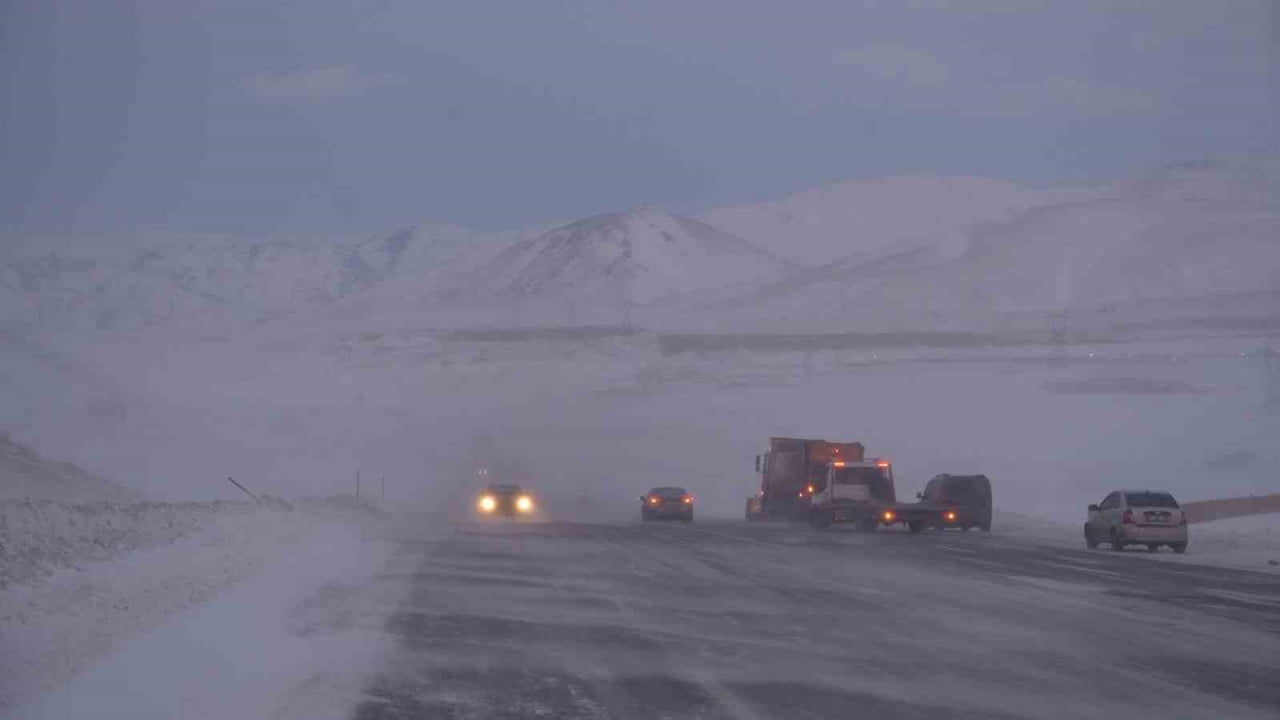 ERZURUM-ARTVİN KARAYOLU’NUN GÜZELYAYLA GEÇİDİ’NDE SAATLERDİR ETKİLİ OLAN TİPİ SÜRÜCÜLERE ZOR ANLAR...