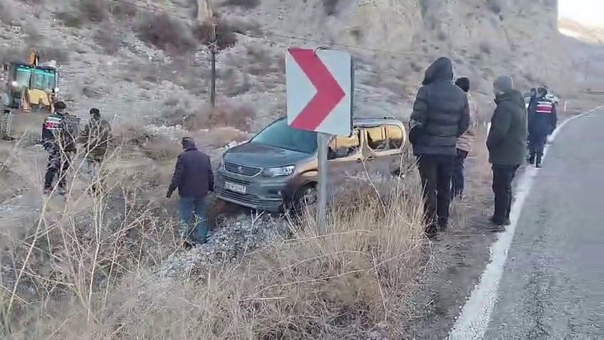 ERZURUM-ARTVİN KARAYOLUNDA BUZLANMADAN DOLAYI YOLDAN KAYAN OTOMOBİL YOL KENARINA UÇTU.