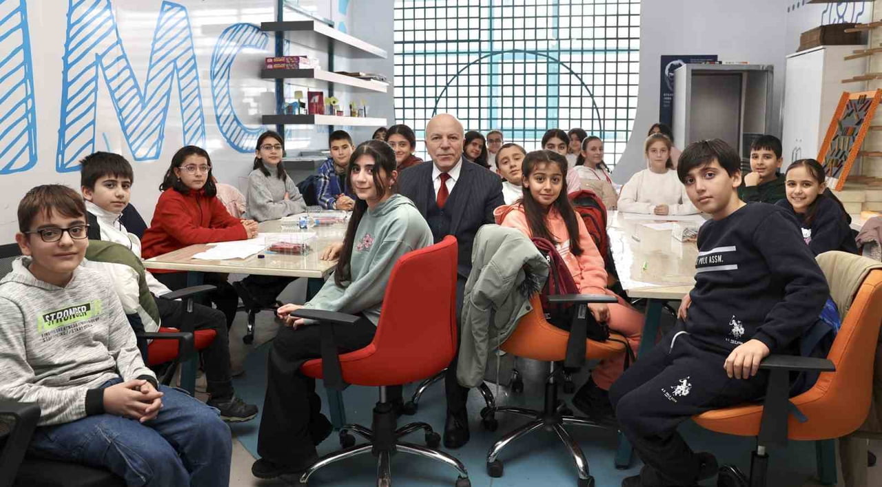 ERZURUM BÜYÜKŞEHİR BELEDİYE BAŞKANI MEHMET SEKMEN, BİLİM ERZURUM’U ZİYARET EDEREK YÜRÜTÜLEN EĞİTİM...