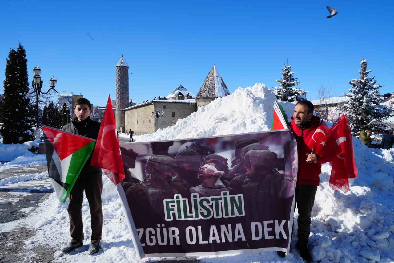 ERZURUM’DA CUMA NAMAZI SONRASI ŞEHİTLER İÇİN GIYABİ CENAZE NAMAZI KILINDI.