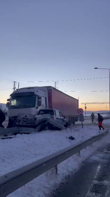 ERZURUM’DA ETKİLİ OLAN YOĞUN KAR YAĞIŞI SONRASI BUZLANAN YOLLAR TRAFİK KAZALARINA NEDEN...