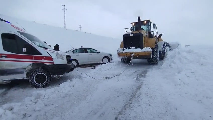 ERZURUM’DA İLÇEYE HASTA GETİREN AMBULANS YOLDA KALDI. TEKMAN BELEDİYESİ KARLA MÜCADELE EKİPLERİ...