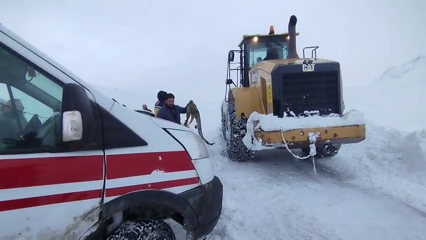 ERZURUM’DA İLÇEYE HASTA GETİREN AMBULANS YOLDA KALDI. TEKMAN BELEDİYESİ KARLA MÜCADELE EKİPLERİ...