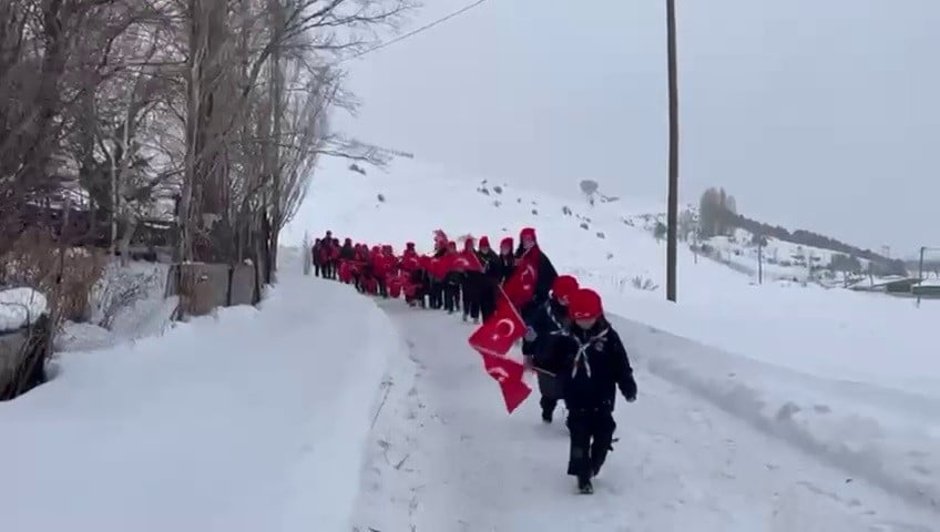 ERZURUM’DA İZCİLER BAYRAK YÜRÜYÜŞÜ YAPTI.