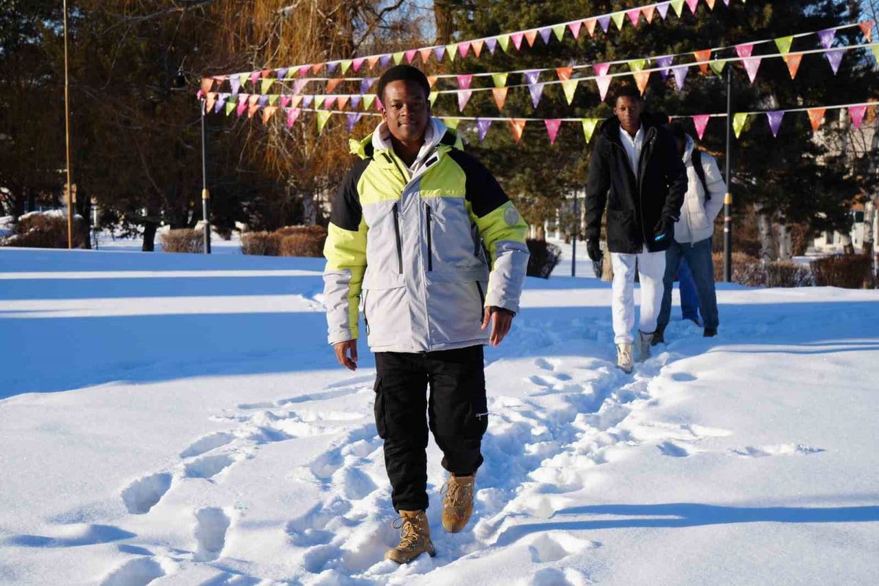 ERZURUM’DA ÖĞRENİM GÖREN VE HAYATLARINDA İLK KEZ KAR YAĞIŞINI GÖREN AFRİKALI ÖĞRENCİLER...