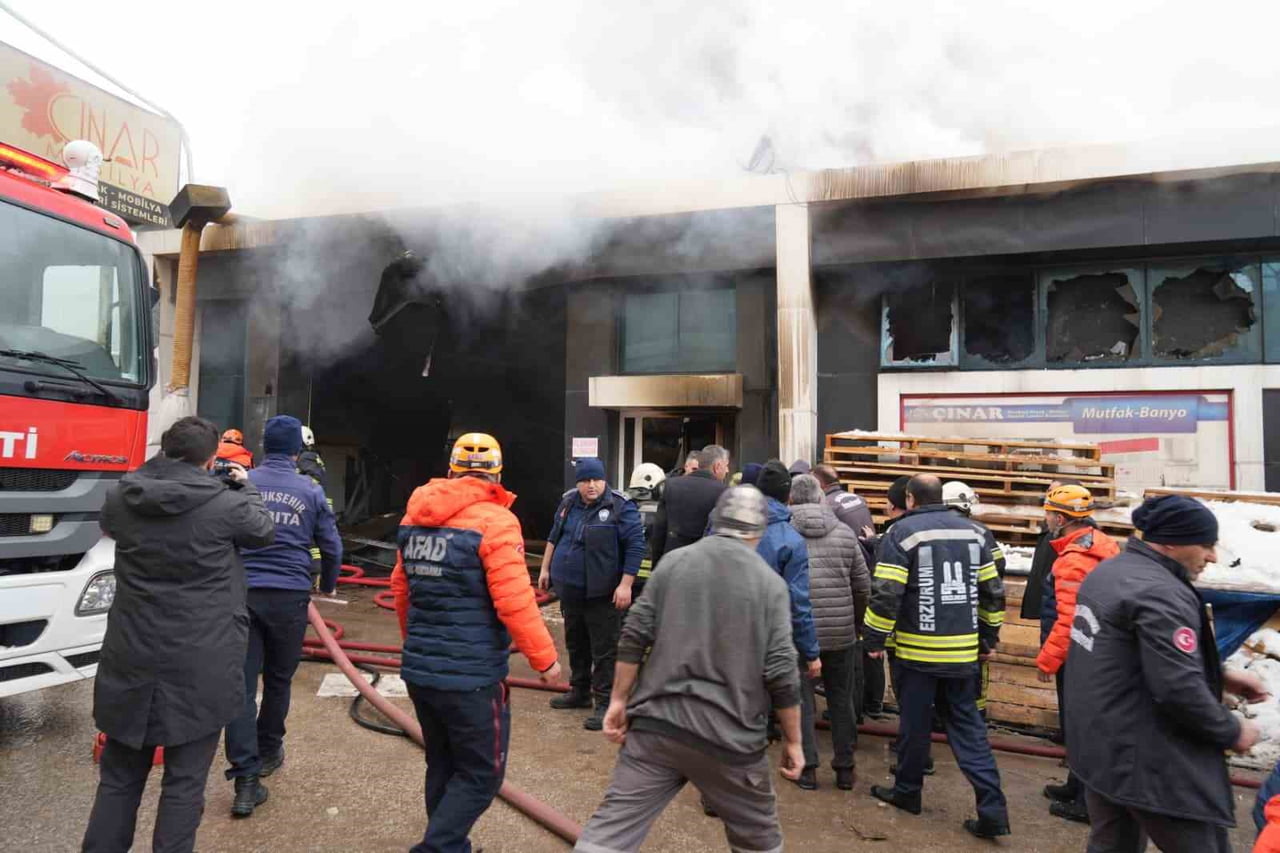 ERZURUM’DA SANAYİ SİTESİNDE ÇIKAN YANGINA MÜDAHALE DEVAM EDERKEN İÇERİDE BULANAN 2 KİŞİ EKİPLERİ...