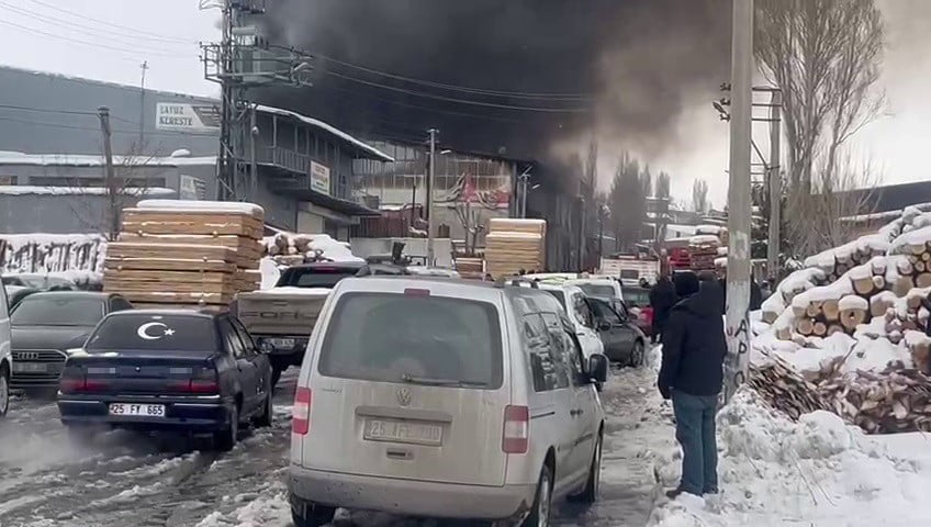 ERZURUM’DA SANAYİ SİTESİNDE YER ALAN BİR KERESTE FABRİKASINDA ÖNCE PATLAMA ARDINDAN YANGIN...