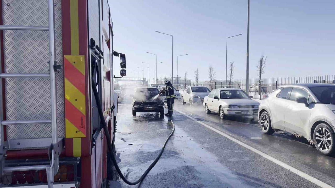 ERZURUM’DA SEYİR HALİNDEKİ OTOMOBİL ANİDEN ALEV ALDI. YOL ORTASINDA YANAN OTOMOBİL İTFAİYE...