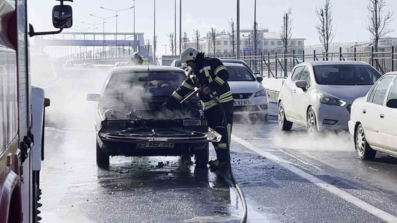 ERZURUM’DA SEYİR HALİNDEKİ OTOMOBİL ANİDEN ALEV ALDI. YOL ORTASINDA YANAN OTOMOBİL İTFAİYE...