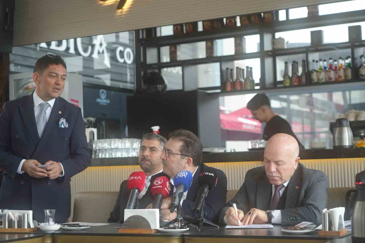 ERZURUM’DA  TARIM SEKTÖRÜNÜN TEMSİLCİLERİNİN DE KATILIMIYLA MİNİ BİR ZİRVE YAPILDI. AK PARTİ...