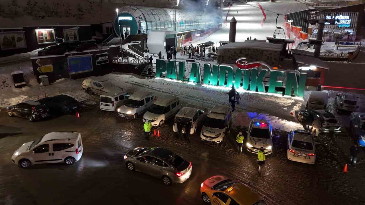 ERZURUM’DA YILBAŞI DOLAYISIYLA JANDARMA VE POLİS EKİPLERİ PALANDÖKEN KAYAK MERKEZİ’NDE YOĞUN...