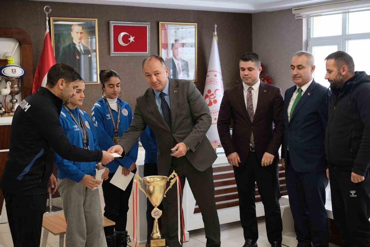 ERZURUM GENÇLİK VE SPOR İL MÜDÜRÜ LEVENT ÇAKMUR, ANTALYA’DA YAPILAN ‘EŞREF AYDIN KROS LİGİ’NDE...