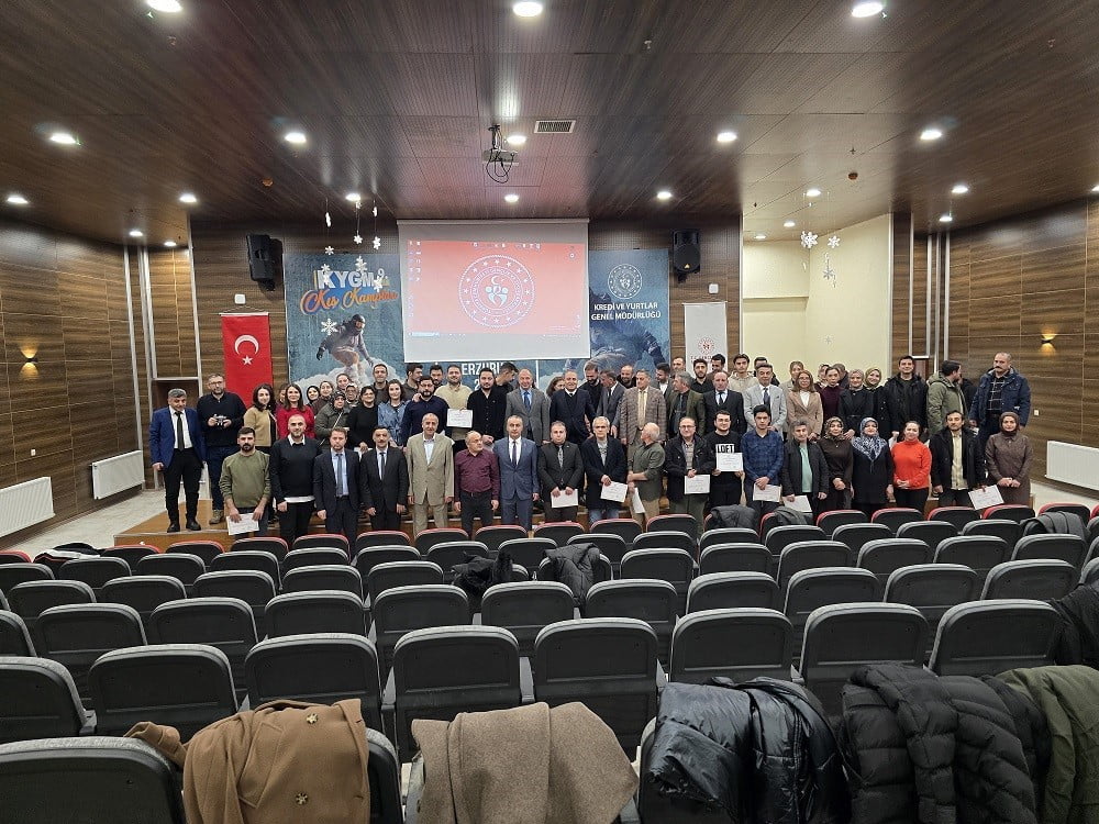 ERZURUM GENÇLİK VE SPOR İL MÜDÜRÜ LEVENT ÇAKMUR, PERSONELİ ONURLANDIRMAYA DEVAM EDİYOR. ÇAKMUR, BU...