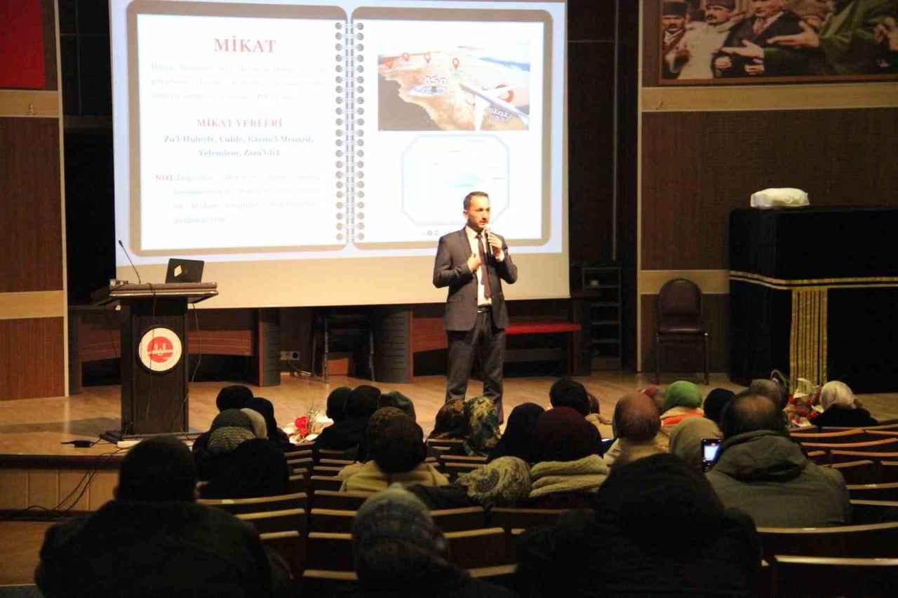 ERZURUM İL MÜFTÜ VEKİLİ DR. SEBAHATTİN ERDOĞAN, UMRECİLERLE BULUŞTU.