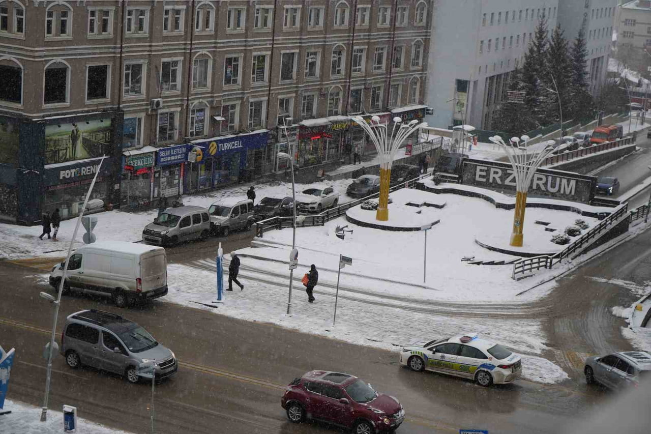 ERZURUM KAR YAĞIŞI ETKİLİ OLMAYA DEVAM EDİYOR. DÖRT İLÇEDE EĞİTİME BİR GÜN ARA...