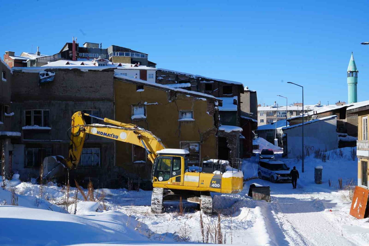 ERZURUM KENT MERKEZİ VE İLÇELERDE BULUNAN METRUK BİNALARA YÖNELİK ÇALIŞMALAR DEVAM EDİYOR. EMNİYET...