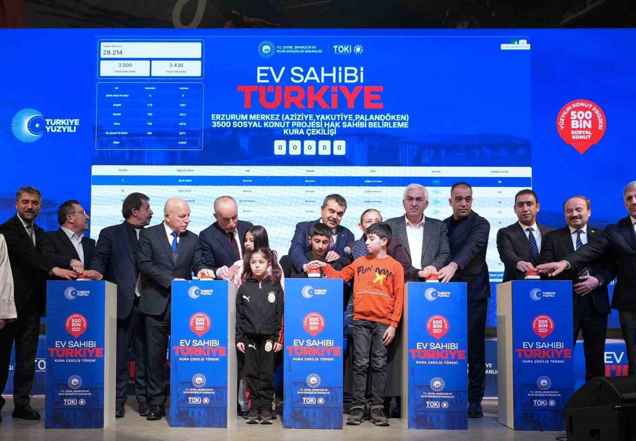 ERZURUM NECİP FAZIL KISAKÜREK KÜLTÜR MERKEZİ’NDE YAPILAN KURA ÇEKİMİNE VATANDAŞLAR YOĞUN İLGİ...