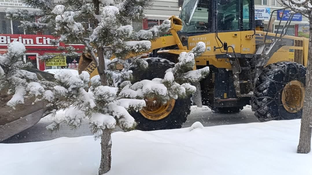 ERZURUM’UN AŞKALE İLÇESİNDE İKİ GÜN BOYUNCA ETKİLİ OLAN YOĞUN KAR YAĞIŞININ AZALMASIYLA BİRLİKTE...