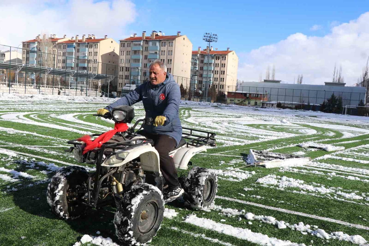 ERZURUM’UN OLTU İLÇESİNDE BULUNAN OLTU STADYUMU, 40 YILDIR SAHALARIN BAKIM VE ONARIMINI ÖZVERİYLE...