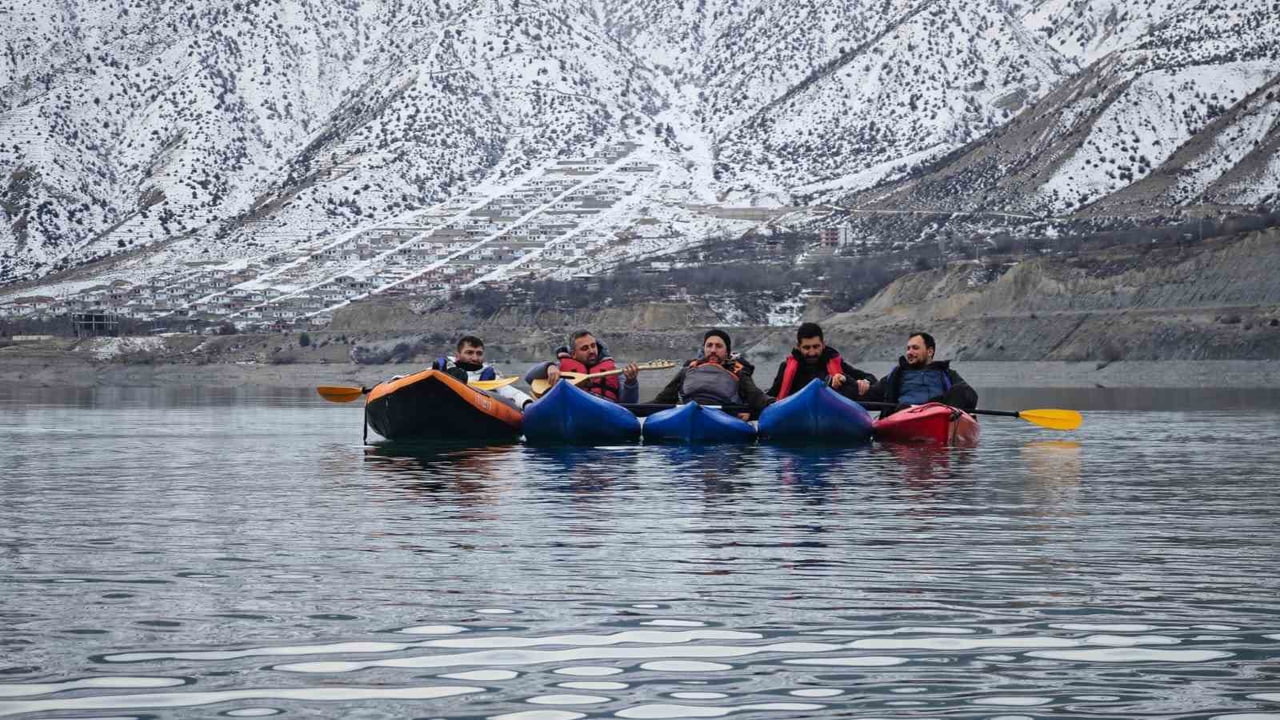 ERZURUM’UN UZUNDERE İLÇESİNDE BULUNAN TORTUM GÖLÜ, BU KEZ SIRA DIŞI VE RENKLİ BİR ETKİNLİĞE EV...
