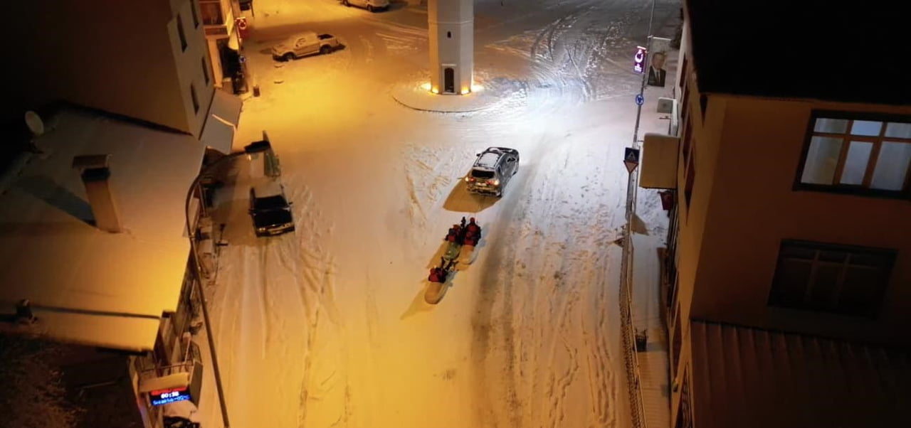 ERZURUM’UN UZUNDERE İLÇESİNDE YAŞAYAN GENÇLER, KIŞ ŞARTLARINI EĞLENCEYEB DÖNÜŞTÜREREK "KARKANO"...