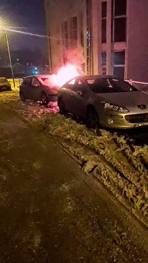 ERZURUM’UN YAKUTİYE İLÇESİ ÇAYKARA CADDESİ’NDE, ÖĞRETMENEVİ ARKASINDA PARK HALİNDE BULUNAN BİR...