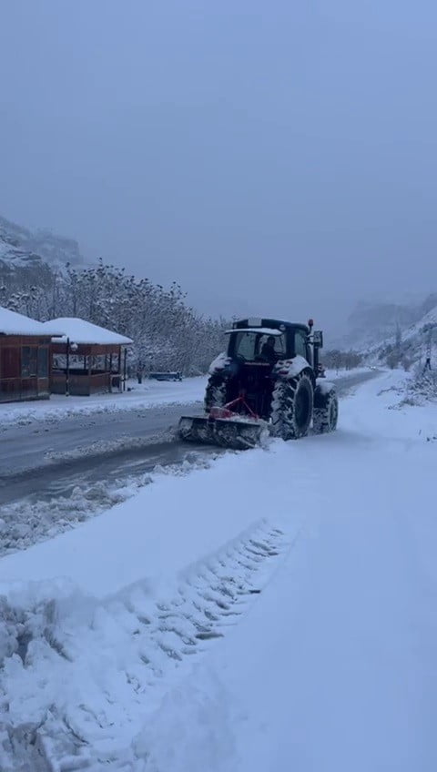 ERZURUM VE İLÇELERİNDE ETKİLİ OLAN YOĞUN KAR YAĞIŞ BİRÇOK MAHALLENİN DE YOLUNUN ULAŞIMA...