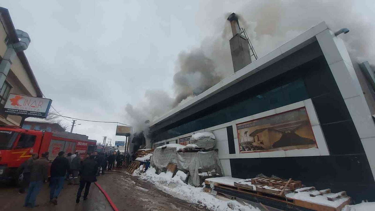 ERZURUM YAKUTİYE İLÇESİ SANAYİ SİTESİNDE BULUNAN MOBİLYA ÜRETİML FABRİKASINDA ÇIKAN YANGIN PANİĞE...