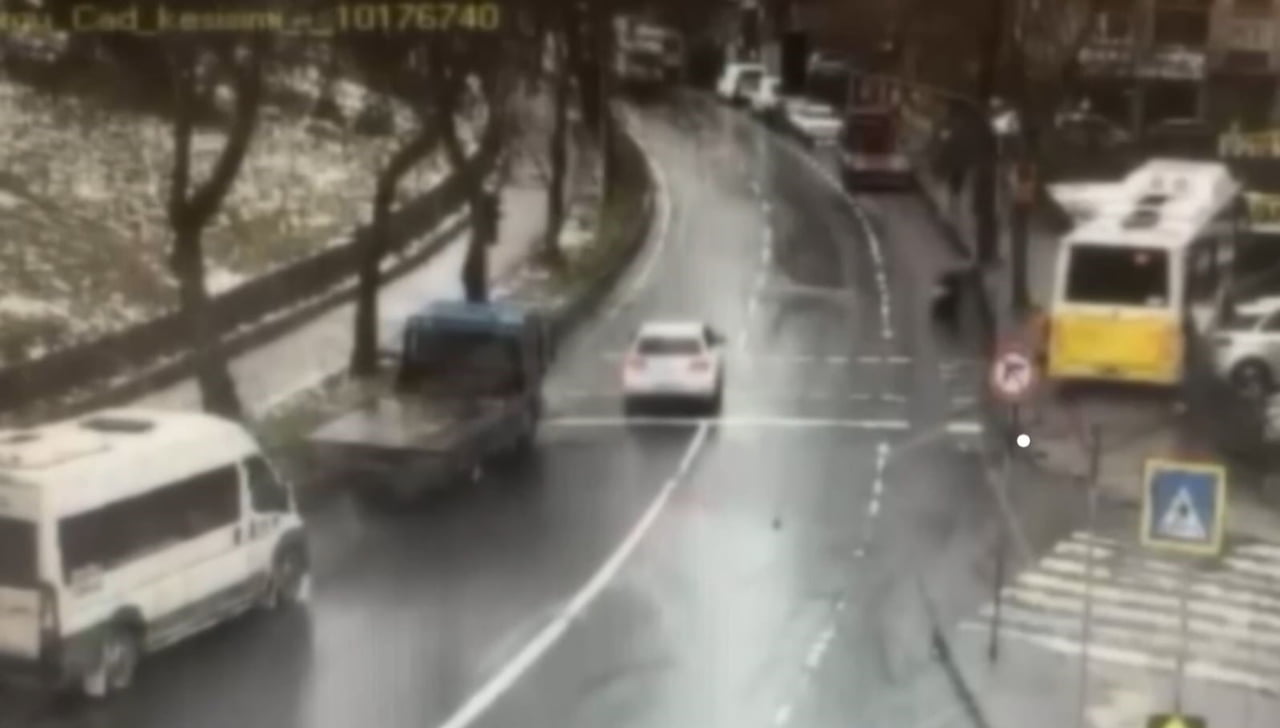 ESENLER'DE GAZ PEDALI TAKILI KALDIĞI İDDİA EDİLEN VE İÇİNDE YOLCULARIN BULUNDUĞU İETT OTOBÜSÜNÜN...