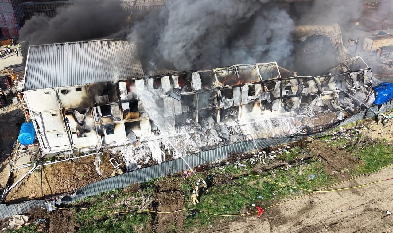 ESENYURT'TA BULUNAN BİR İNŞAAT ALANINDA YER ALAN İŞÇİLERİN KALDIĞI BÜYÜK KONTEYNERDE HENÜZ...