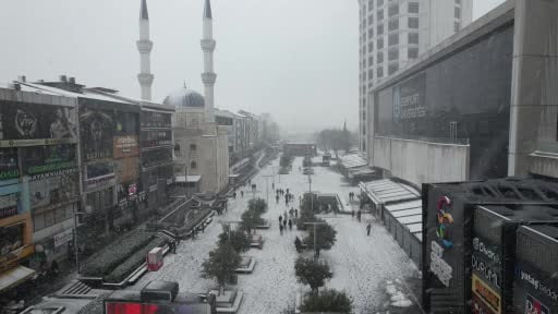 Esenyurt'ta kar yağışı etkili oluyor