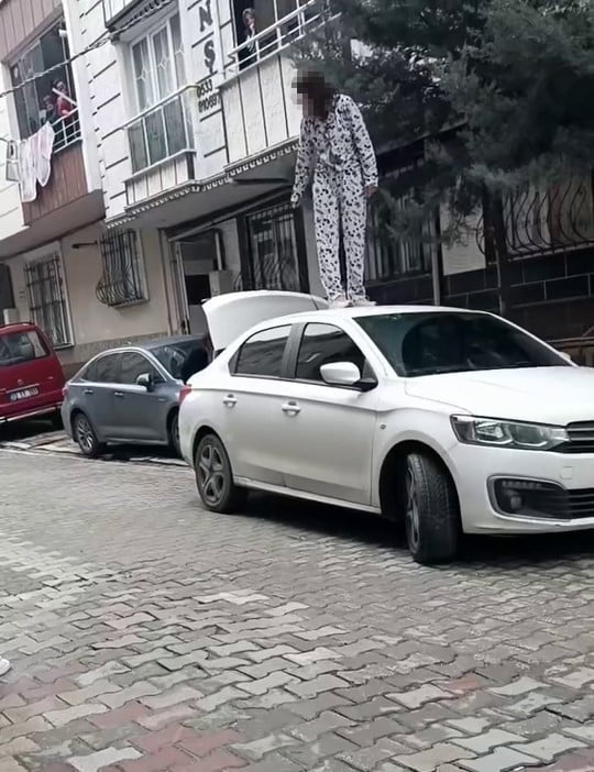 ESENYURT'TA PSİKOLOJİK SORUNLAR YAŞADIĞI İDDİA EDİLEN BİR KADIN, SİNİR KRİZİ GEÇİREREK YOLDAN...