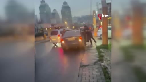 Esenyurt'ta trafik magandası kamerada: Tartıştığı sürücüyü böyle darp etti