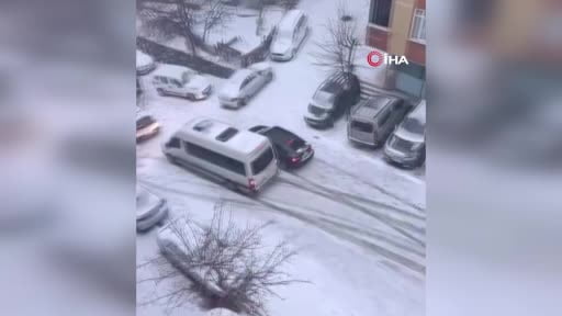 Esenyurt'ta yollar buz pistine döndü, kayan araçlar kaza yaptı