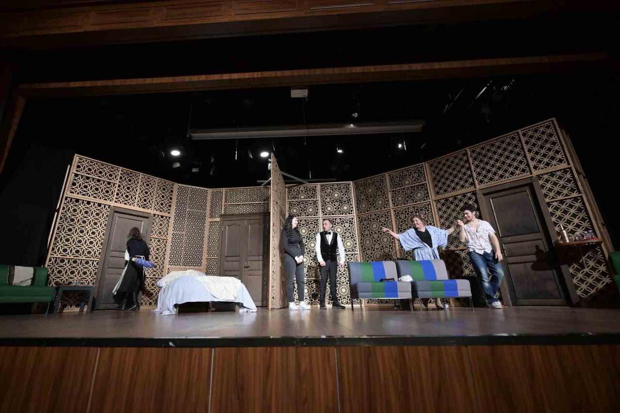 ESENYURT BELEDİYE TİYATROSU, 2025 SEZONUNU 3 YENİ OYUNLA TAMAMLADI. BİR YIL İÇERİSİNDE HER AY 3...