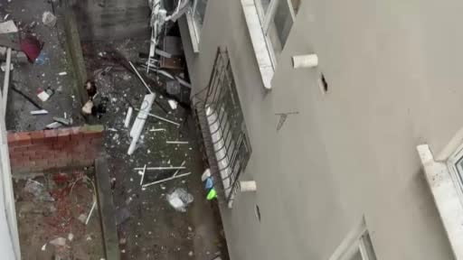 Esenyurt’ta 4 katlı binanın giriş katında patlama: Olay yerine ekipler sevk edildi