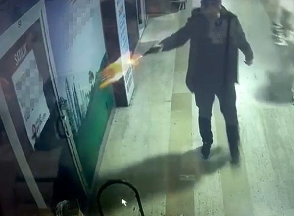 ESENYURT’TA KİMLİĞİ BELİRSİZ BİR ŞAHIS, PASAJ İÇERİSİNDE BULUNAN İŞYERİNİ MERMİ YAĞMURUNA...