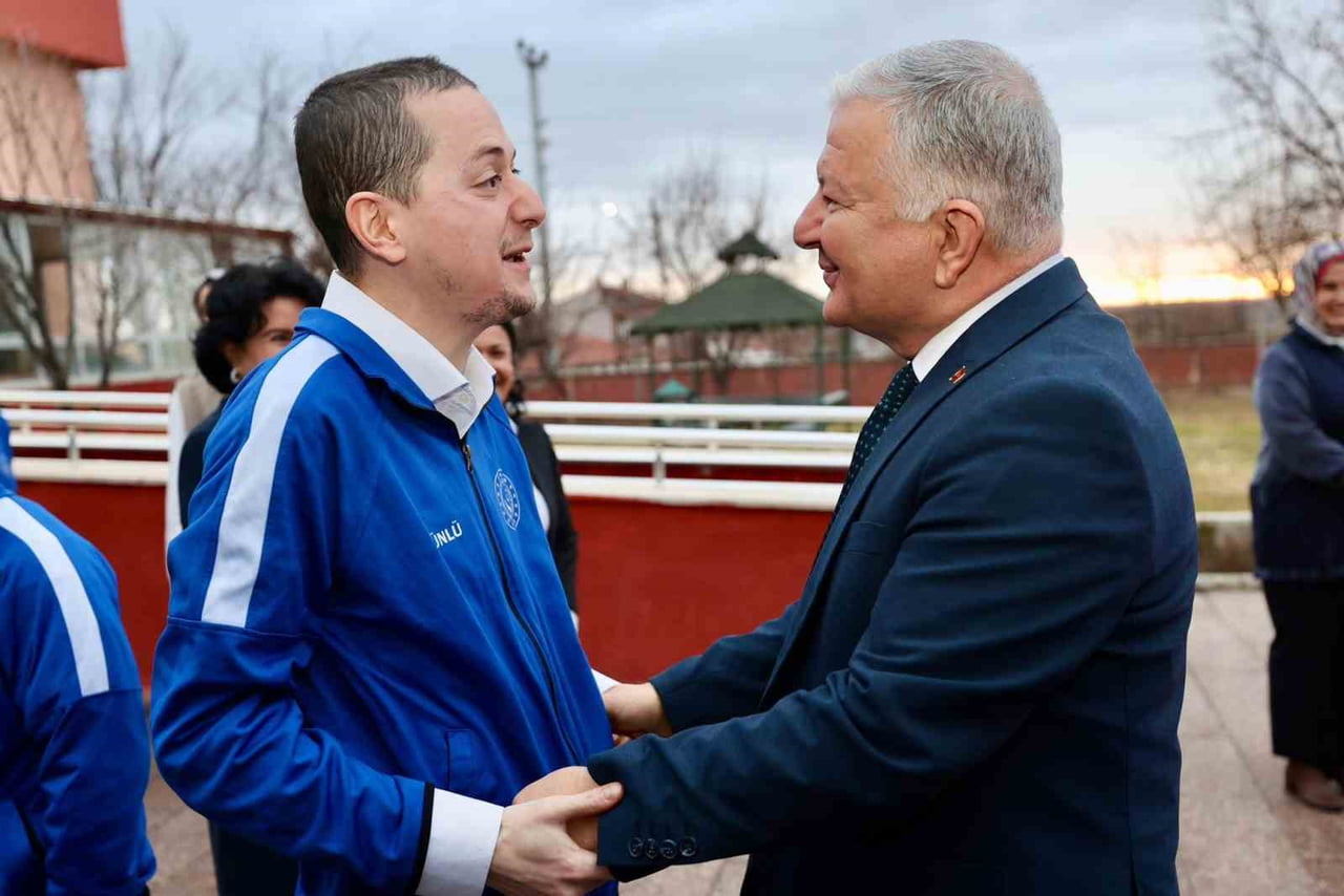 EŞİYLE BİRLİKTE BAKIM, REHABİLİTASYON VE AİLE DANIŞMA MERKEZİNİ ZİYARET EDEN AKSARAY VALİSİ MURAT...