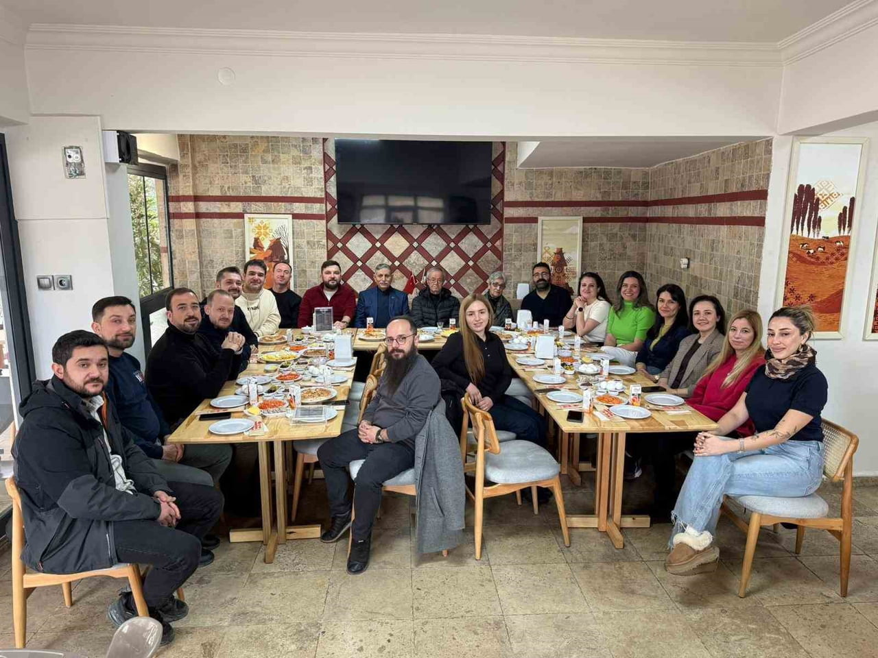 ESKİŞEHİR'DE 1997 YILINDA İLKOKULA BAŞLAYAN ÖĞRENCİLER, TAM 24 YIL SONRA BİR ARAYA GELEREK İLKOKUL...