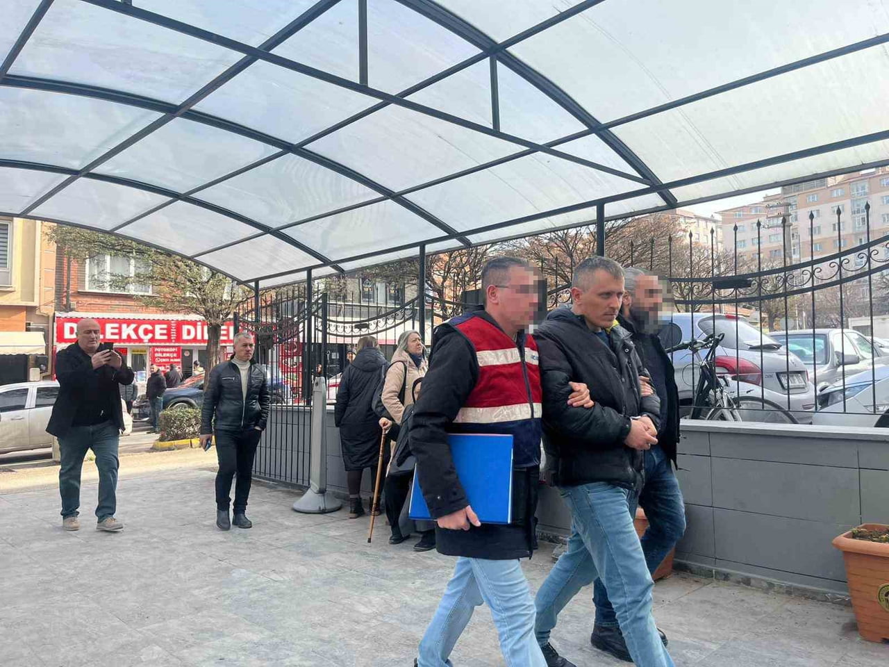 ESKİŞEHİR'DE 7 YIL HAPİS CEZASI BULUNAN VE AÇIK CEZAEVİNDEN FİRAR EDEN ŞAHIS, POLİS EKİPLERİNCE...