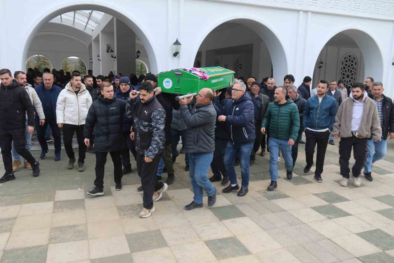 ESKİŞEHİR'DE BİR ARAÇLA YARIŞAN OTOMOBİLİN ÇARPMASI SONUCUNDA HAYATINI KAYBEDEN 3 KİŞİDEN BİRİSİ...