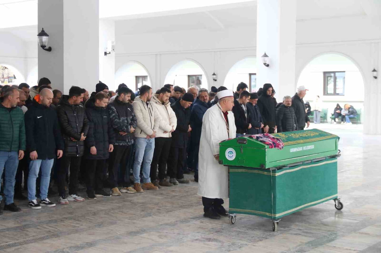 ESKİŞEHİR'DE BİR ARAÇLA YARIŞAN OTOMOBİLİN ÇARPMASI SONUCUNDA HAYATINI KAYBEDEN 3 KİŞİDEN BİRİSİ...