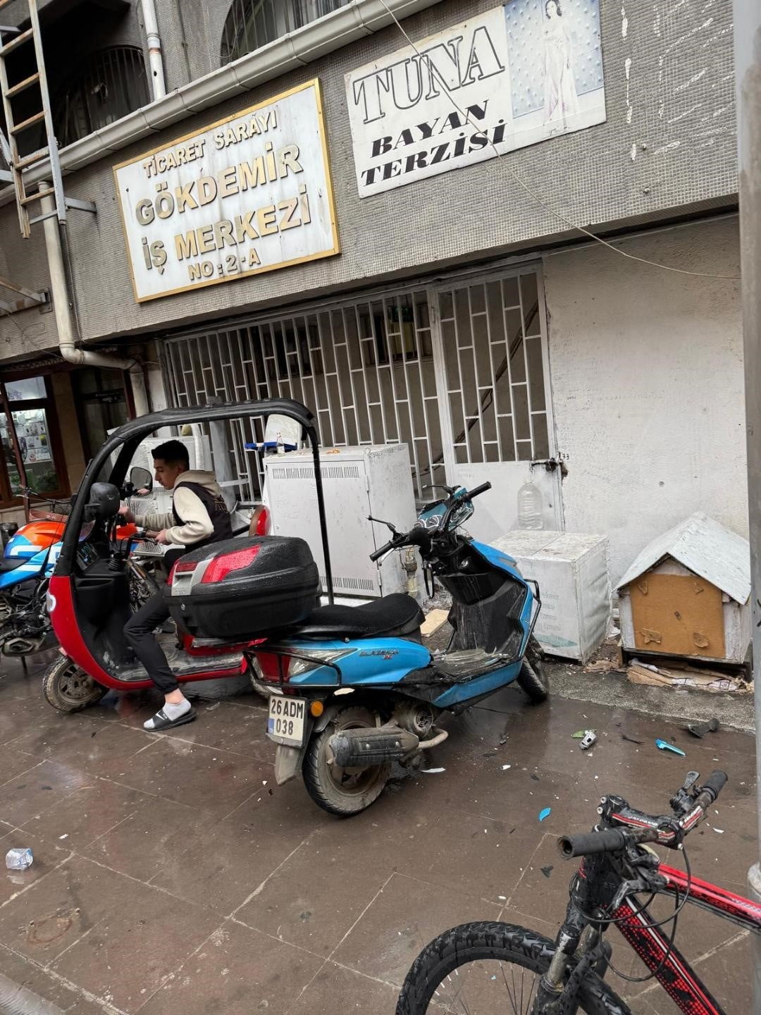 ESKİŞEHİR'DE BİR BİNADAN DÖKÜLEN  TAŞ PARÇALARI SEBEBİYLE, AŞAĞIDA PARK HALİNDE BULUNAN...