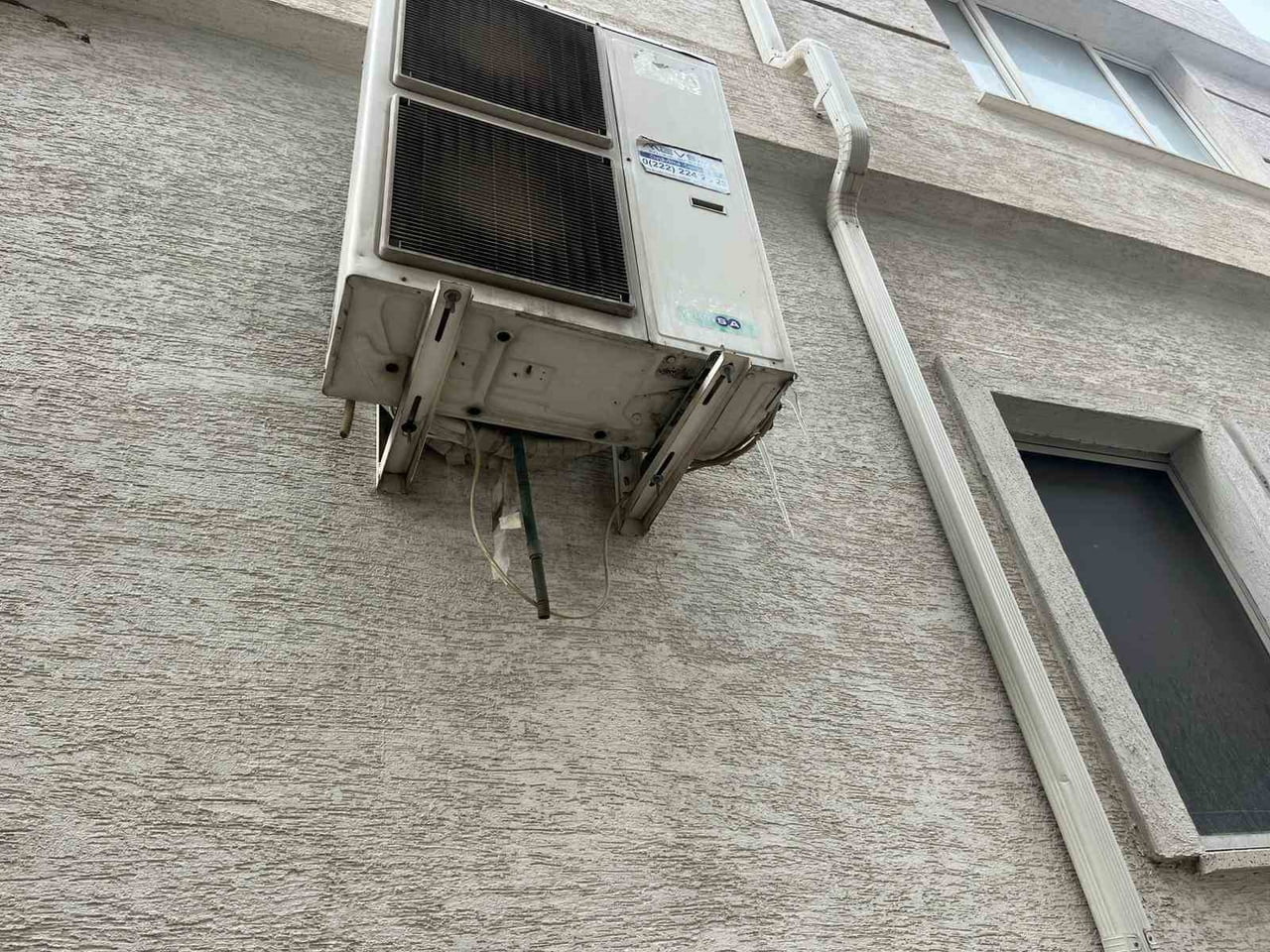 ESKİŞEHİR'DE BİR BİNANIN KLİMA TAHLİYESİNDEN SIZAN SULARIN DONMASIYLA OLUŞAN BUZ KÜTLELERİ VE...