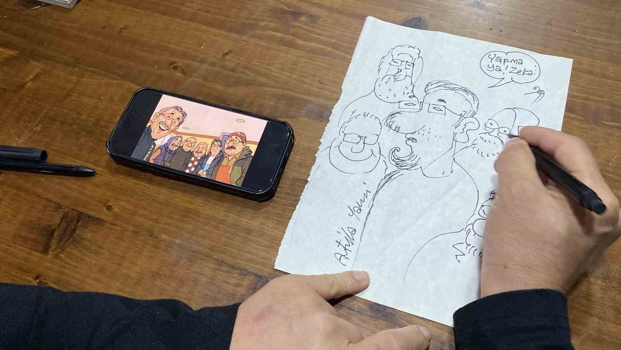 ESKİŞEHİR'DE BİR GRUP ÇİZER, KALEMLE ÇİZMESİ DAKİKALAR SÜREN ÇALIŞMALARI SANİYELER İÇİNDE YAPAN...