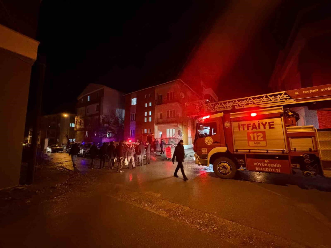 ESKİŞEHİR'DE BUNALIMA GİREN 26 YAŞINDAKİ BİR GENCİN EVDE ÇIKARDIĞI KÜÇÜK ÇAPLI YANGIN İTFAİYE...