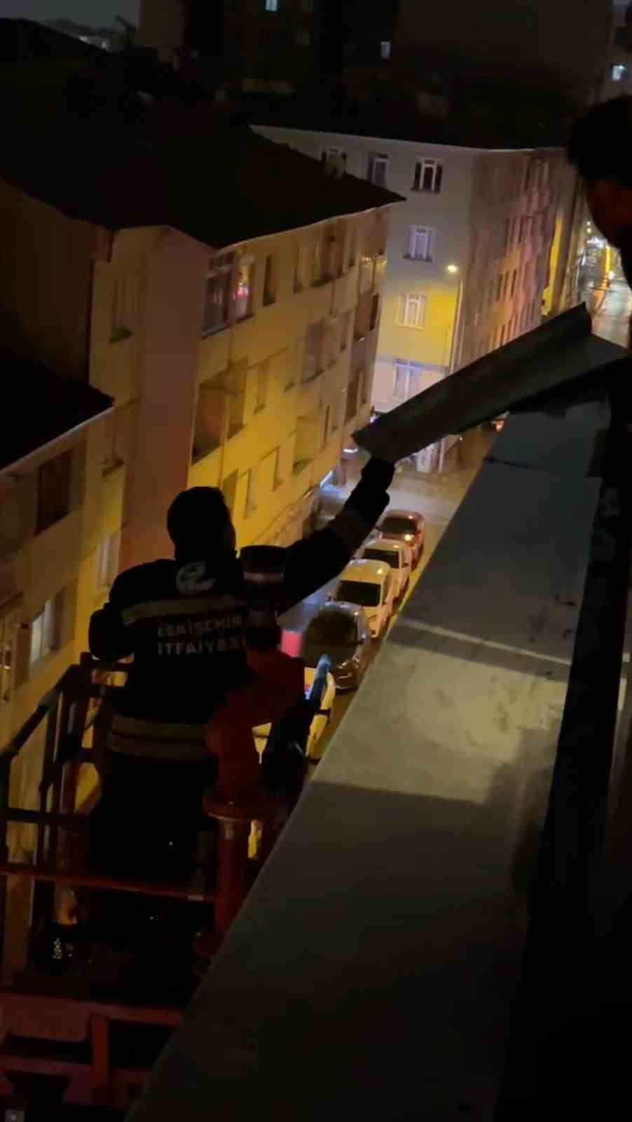 ESKİŞEHİR'DE DÜN GÜN BOYU ETKİLİ OLAN ŞİDDETLİ FIRTINA GECE SAATLERİNDE DE TEHLİKE SAÇMAYA DEVAM...