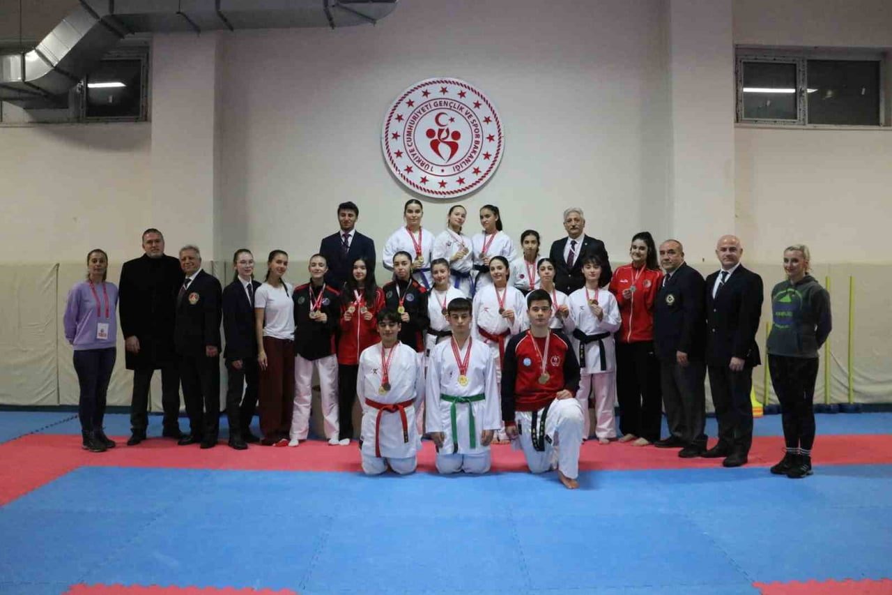 ESKİŞEHİR'DE DÜZENLENEN 'GENÇLER KARATE TAKIM İL BİRİNCİLİĞİ MÜSABAKALARI' BAŞARIYLA...